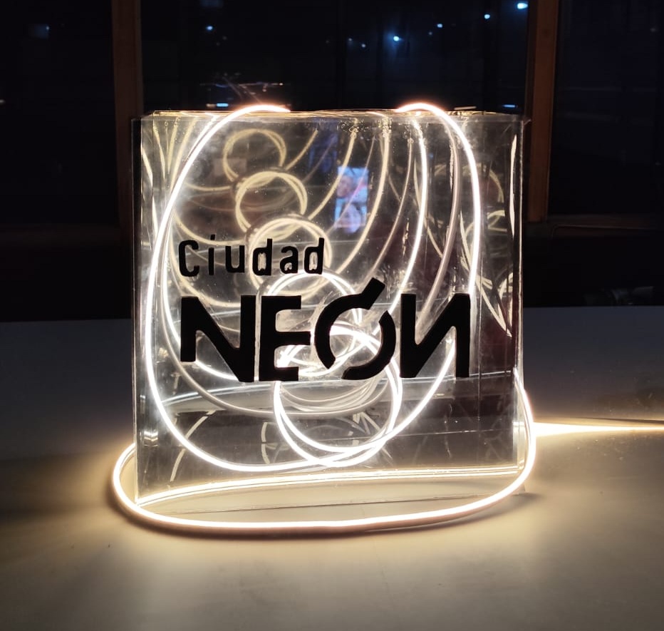 Primer prototipo del letrero físico de Ciudad Neón